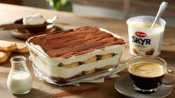 Tiramisu ohne Mascarpone gelingt mit diesem Milchprodukt und halbiert dabei die Kalorien